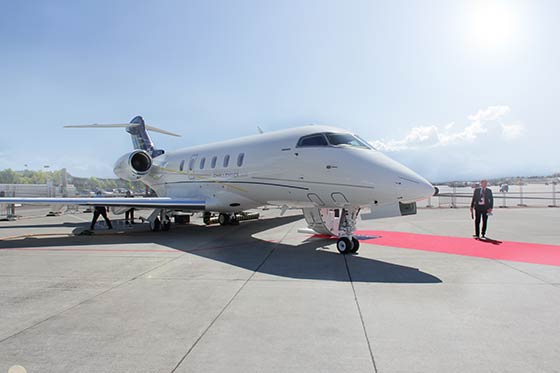 Ein Businessjet steht auf dem Rollfeld eines Flughafens.