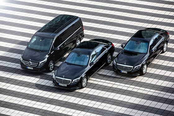 Zwei Limousinen und ein Minivan.