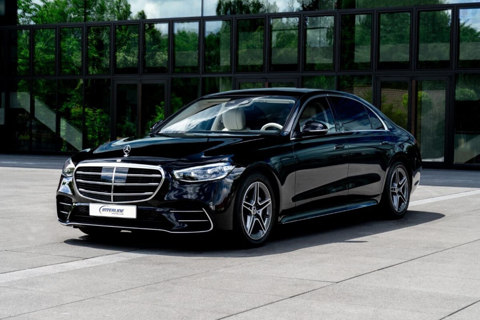 Limousine Mercedes S450 L 4matic seitlich von vorne.