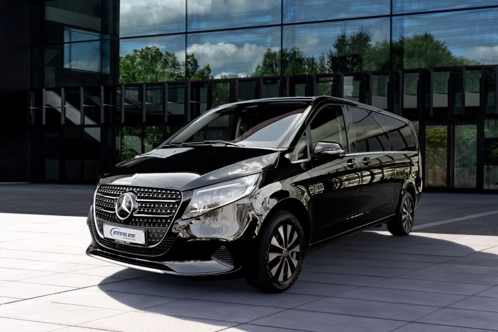 Minivan Mercedes V300d 4matic seitlich von vorne.