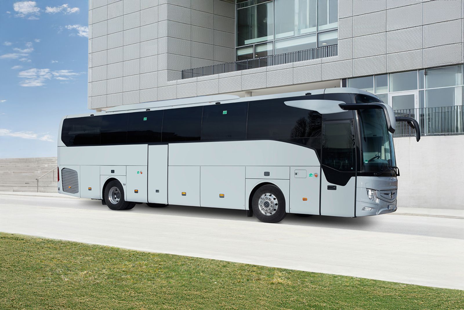 Mercedes Benz Tourismo 15 RHD von der Seite.