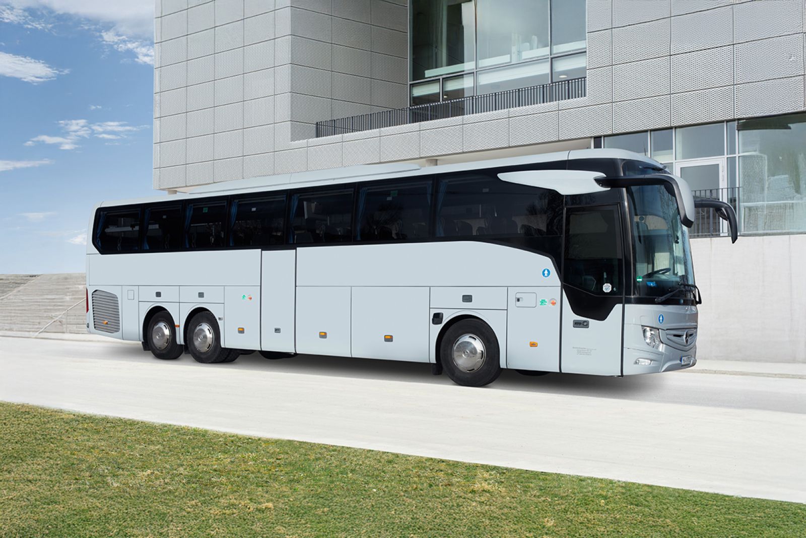 Mercedes Benz Tourismo 16 RHD von der Seite.