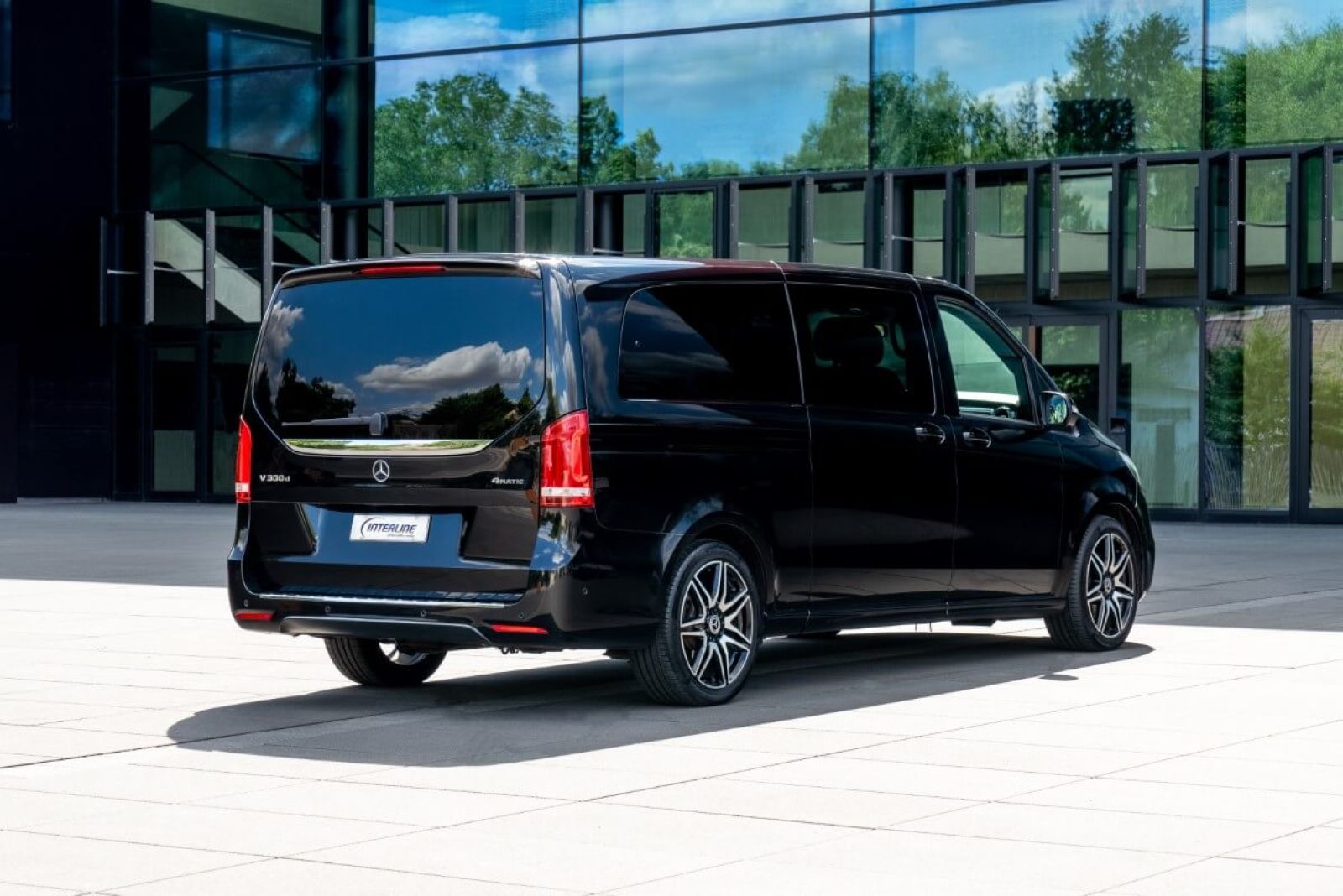 Minivan Mercedes V300d 4matic von hinten.